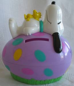 Peanuts Collectibles - Snoopy Plastic Bank Purple Egg