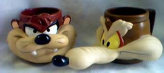 Looney Tunes Collectibles - Tasmanian Devil and Wile E Coyote Plastic Mugs